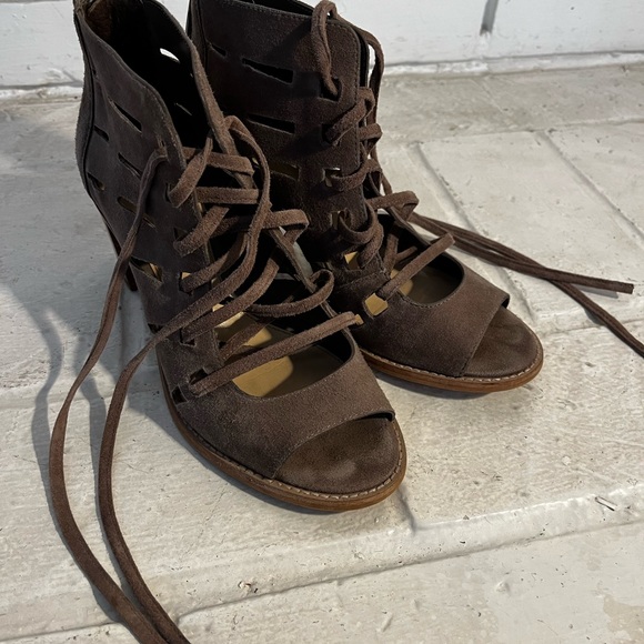 Vince Camuto Tressa Taupe Bootie Size 6.5 - Picture 2 of 11